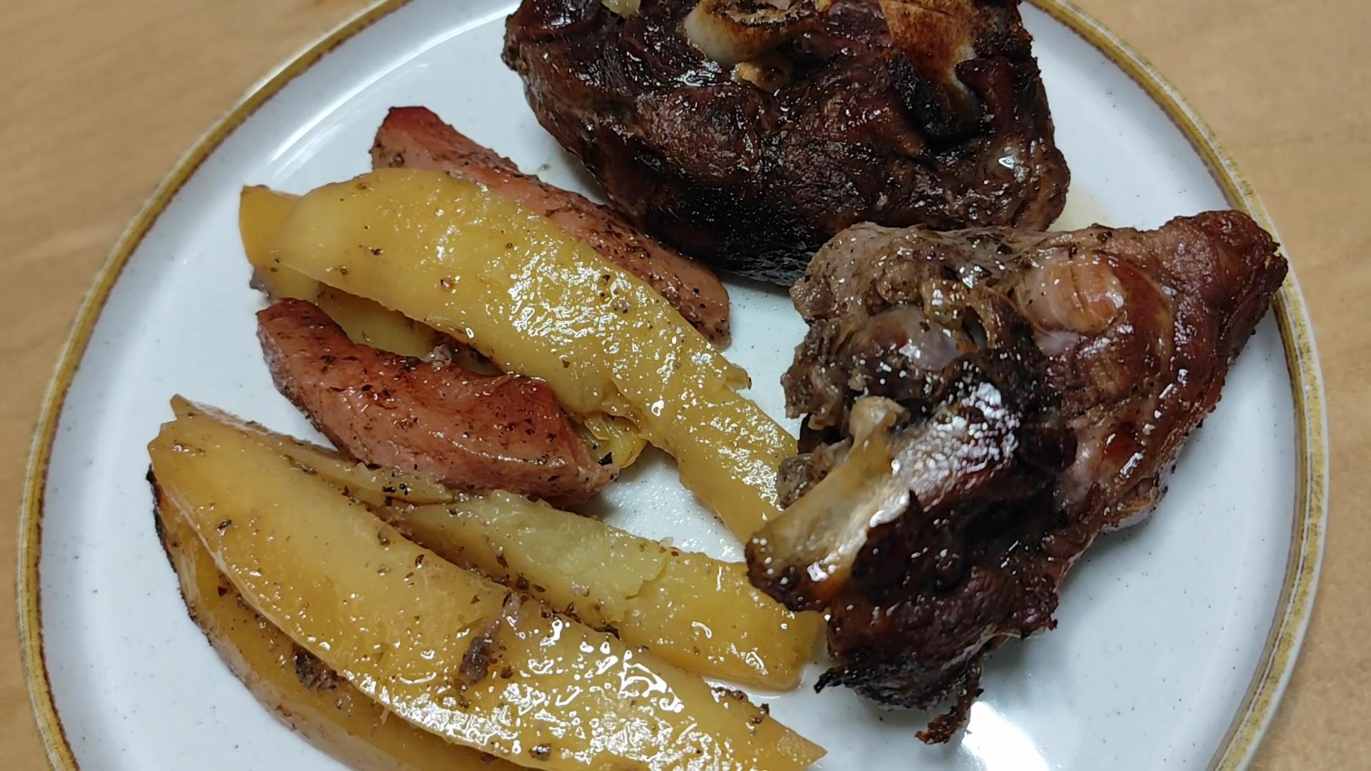 Κατσικάκι στην γάστρα με κυδώνια και πατάτες