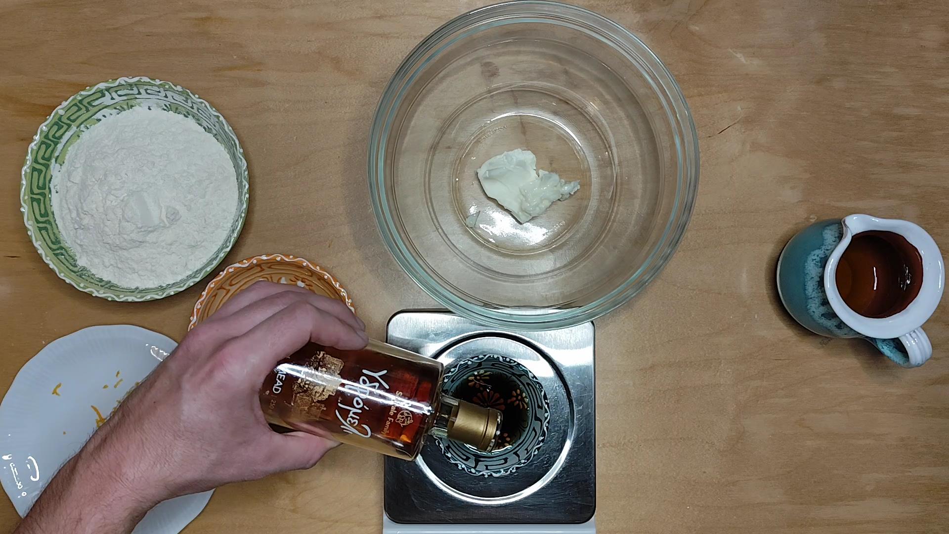 Το υδρόμελι : Το όνομα του, σύμφωνα με την παράδοση, δόθηκε από το μήνα του μέλιτος, όπου όπως λέγεται το κατανάλωναν οι νεόνυμφοι καθ΄ όλη τη διάρκεια, για έναν μελλοντικά «γλυκύ» γάμο. Κατά τη μυθολογία το περίφημο νέκταρ των Θεών ήταν το Υδρόμελι.