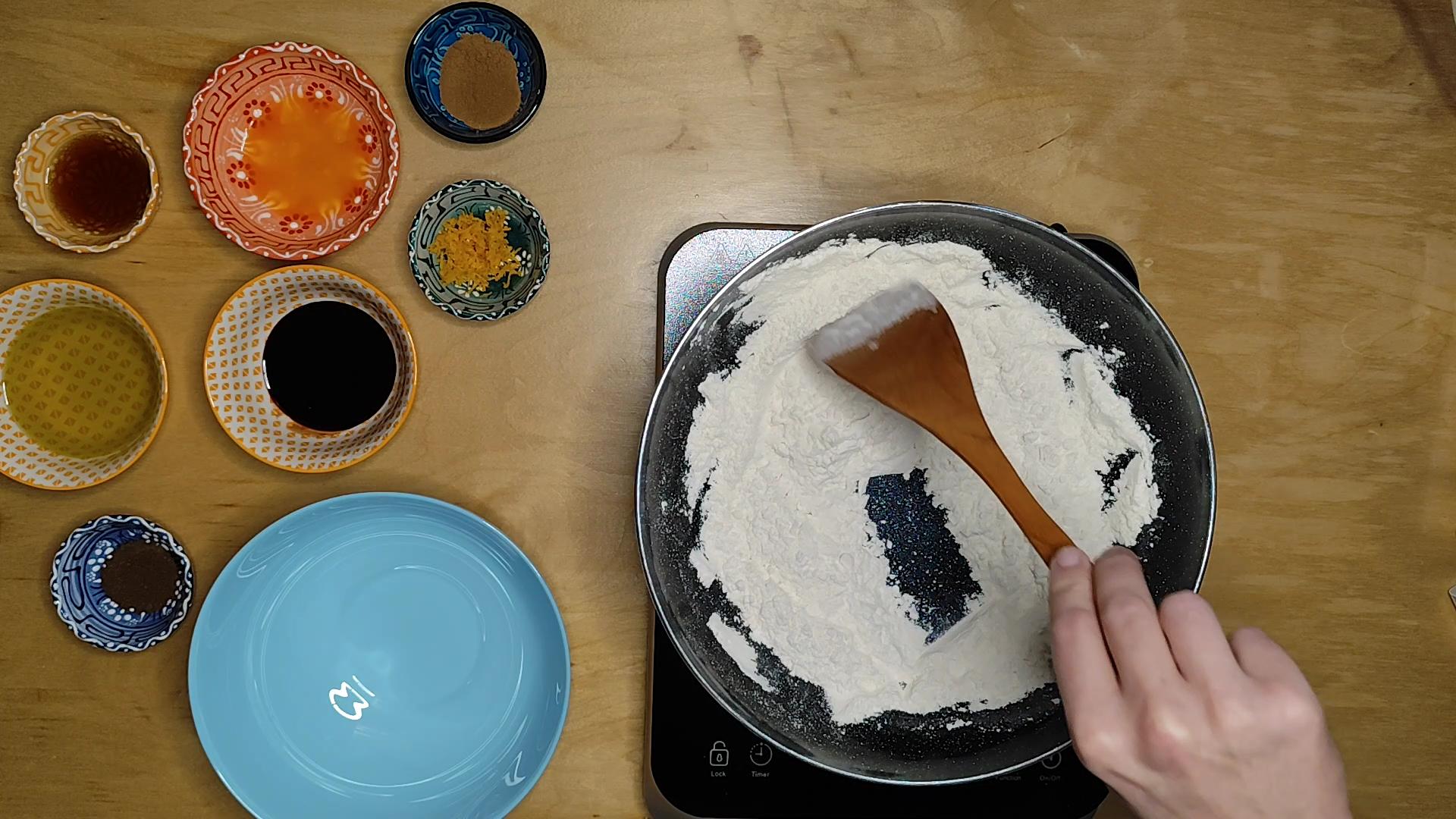 Το αλεύρι συνήθιζαν τα παλιά χρόνια πριν το χρησιμοποιήσουν να το καβουρδίζουν ακόμα και σήμερα σε συνταγές από την μέση ανατολή συναντάμε αυτή την διαδικασία